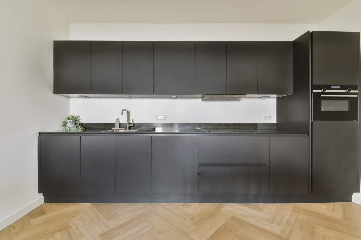 Black All-Wall Kitchen Set in Modern Kitchen